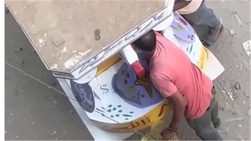  «وفي السماء رزقكم».. زحام الطرق يتحول لفرصة رزق لبائع آيس كريم