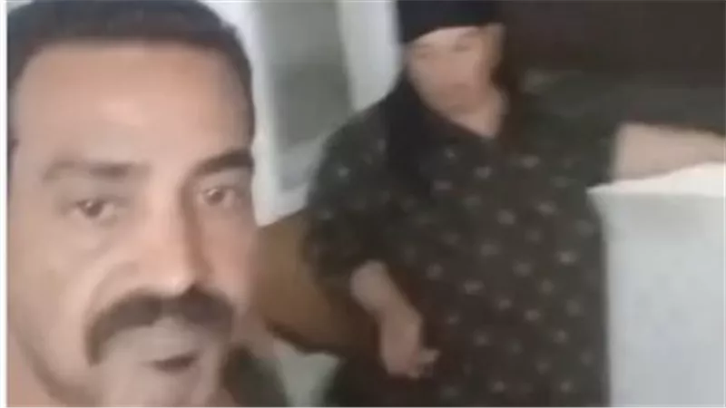 «هقتلها ويقولوا عليا مجنون».. شاب يهدد بقتل والدته بمطواة داخل المنزل وفيديو يرصد لحظات رعب