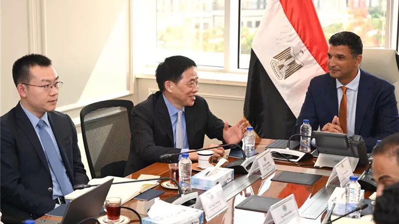 وزير الصناعة يبحث مع 