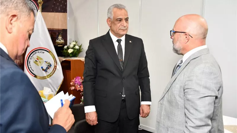 وزير الدولة للإنتاج الحربي يستقبل ممثلي عدد من الشركات بجناح الوزارة