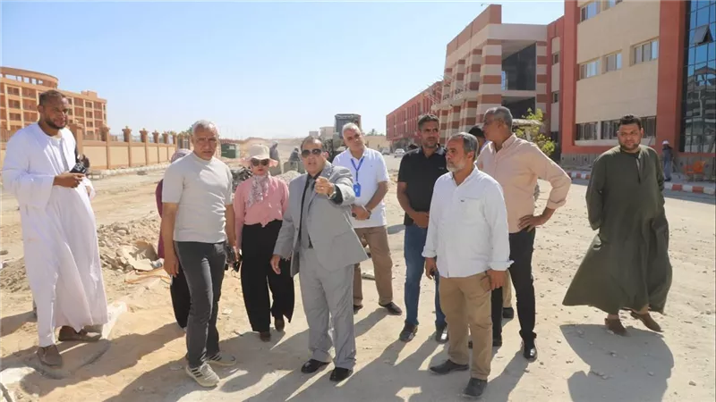 رئيس جامعة قنا يتابع أعمال التطوير والتنسيق الحضاري أمام كلية العلاج الطبيعي