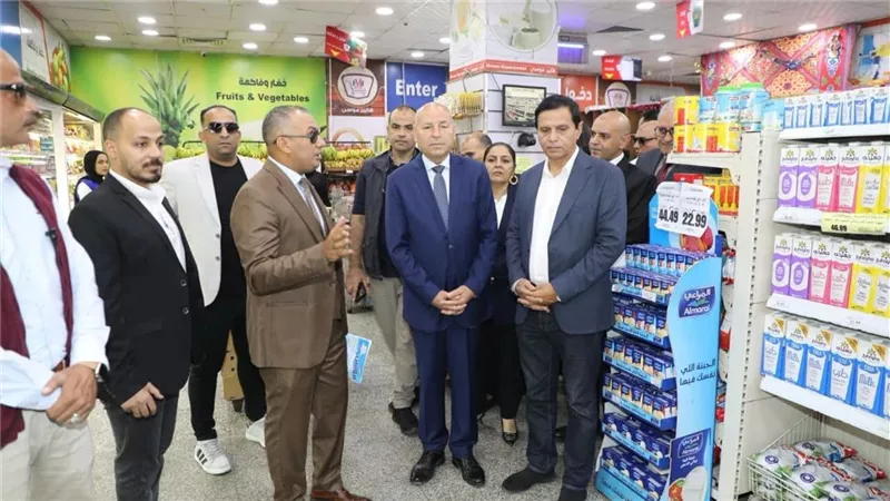 محافظ القاهرة يفتتح معرض «مع أهالينا» لتوفير السلع الغذائية بأسعار مناسبة