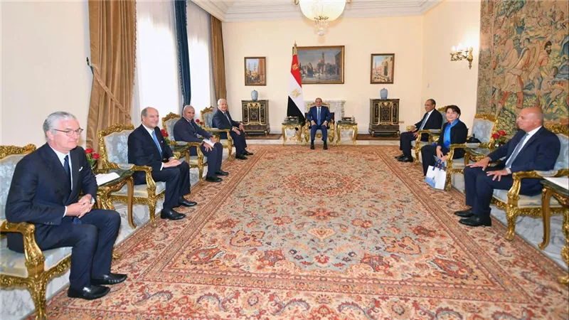 السيسي يؤكد أهمية الالتزام بالقانون الدولي وعدم الإضرار بحصة مصر من مياه النيل