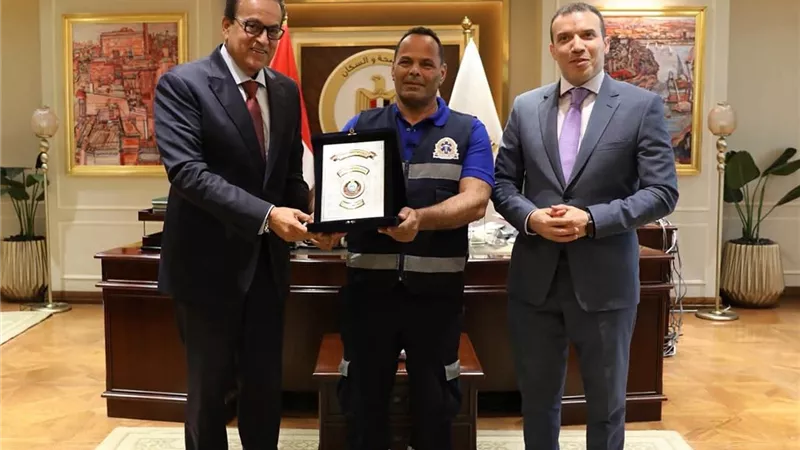 وزير الصحة يُكرم أبطال الإسعاف لإنقاذهم حياة أب استجابوا لنداء طفل في 6 دقائق