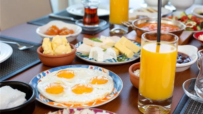 هل الإفطار المتأخر يهدد صحتك وعمرك؟.. دراسة تكشف المخاطر