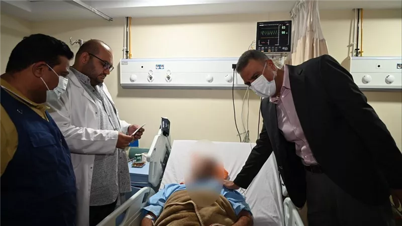 محافظ جنوب سيناء يطمئن على مصابي حادث نويبع ويتابع إجراءات تسليم 22 جثمانًا