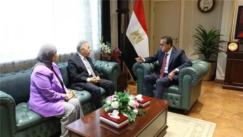 الأطباء تشيد بتوجيهات الحكومة وتطالب بوقف القبول بالكليات التي لا تمتلك مستشفى