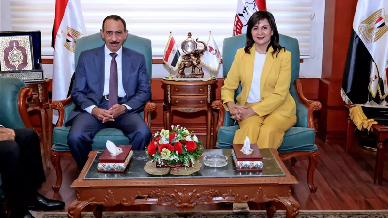 محافظ سوهاج يستقبل السفيرة نبيلة مكرم