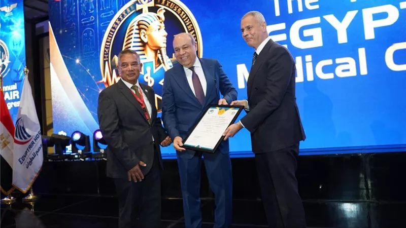 وزير الطيران يفتتح المؤتمر الطبي الرابع لمستشفى الشركة ويتسلم 