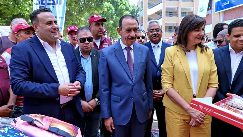 محافظ سوهاج والسفيرة نبيلة مكرم يتفقدان القافلة التنموية الشاملة بقرية بناويط ضمن مبادرة 