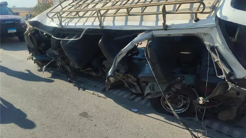 حادث مروع ..إصابة ومصرع 10 أشخاص في انقلاب ميكروباص بطريق السويس ـ القاهرة