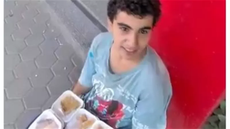 «أنت كده كملتلي كل طلبات المدرسة».. مفاجأة مؤثرة لطفل يبيع الحلويات في الشارع