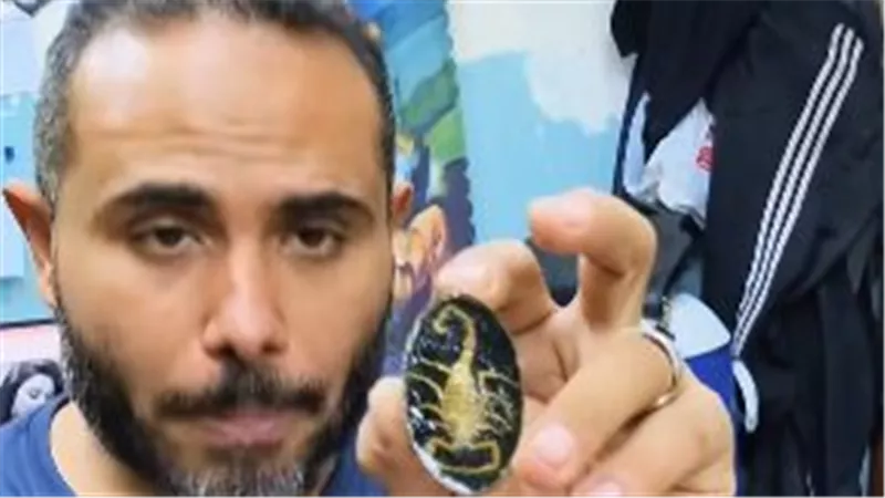 العقارب دخلت عالم الإكسسوارات.. مصري يحوّل الكائن السام لمنتجات للزينة