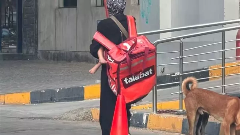 تحمل طفلها وتعمل في توصيل الطلبات.. «حياة كريمة» تتدخل لمساعدة أسرة مصرية