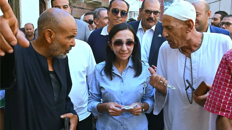 محافظ البحيرة تتابع أعمال الإنترلوك وتطوير شوارع منطقة ابن النفيس