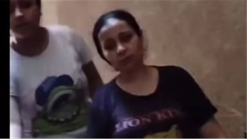«رمت عليها زبالة ونزلت لها بعصاية».. خناقة جيران تنتهي باقتحام شقة وسيدة تستغيث