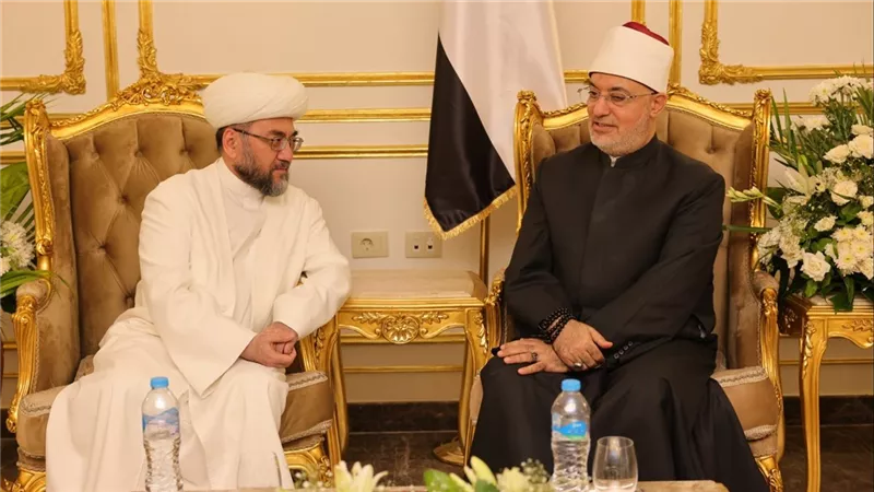 المفتي يبحث مع نظيره الأوزبكي آفاق التعاون المشترك على هامش مؤتمر الإفتاء