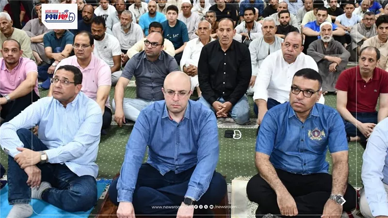 محافظ الفيوم يؤدي صلاة الجمعة بمسجد أبو داوود بكيمان فارس