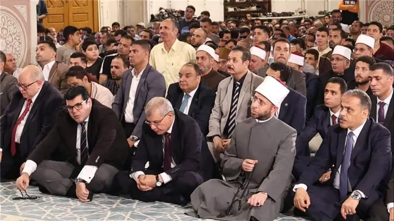 الأوقاف ومحافظ الشرقية يؤديان صلاة الجمعة بـ«الفتح» في عيدها القومي