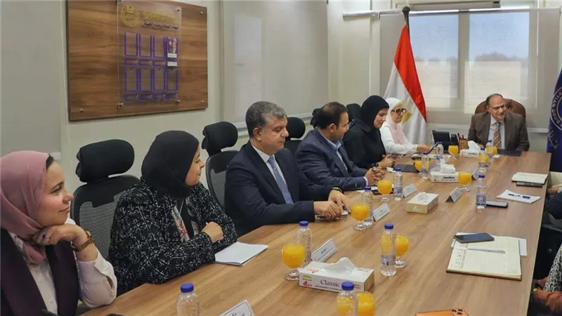 رئيس هيئة الدواء المصرية يبحث مع «مينا فارم» توطين صناعة اللقاحات