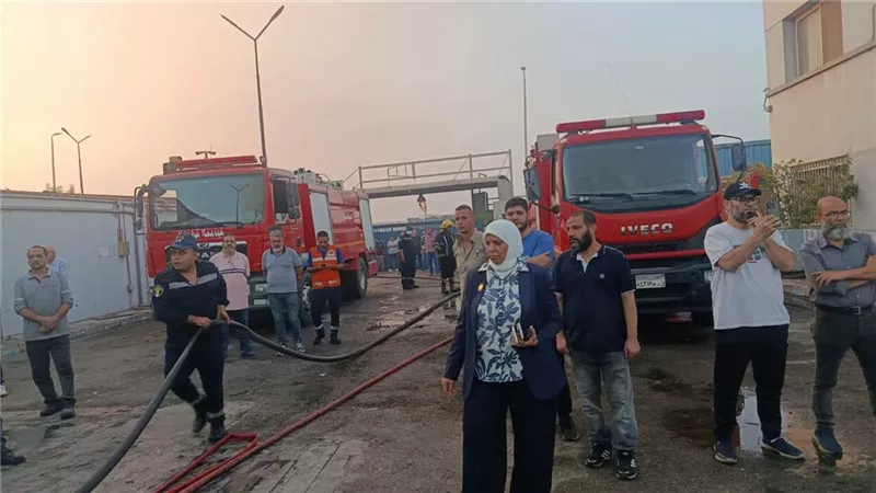 السيطرة على حريق مصنع كرتون العبور.. ومحافظ القليوبية يتابع أعمال التبريد
