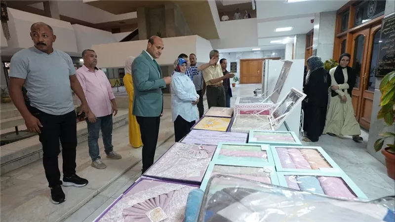 محافظ أسيوط يهدي عروسًا من الأسر الأولى بالرعاية جهازًا كاملًا ومفروشات منزلية