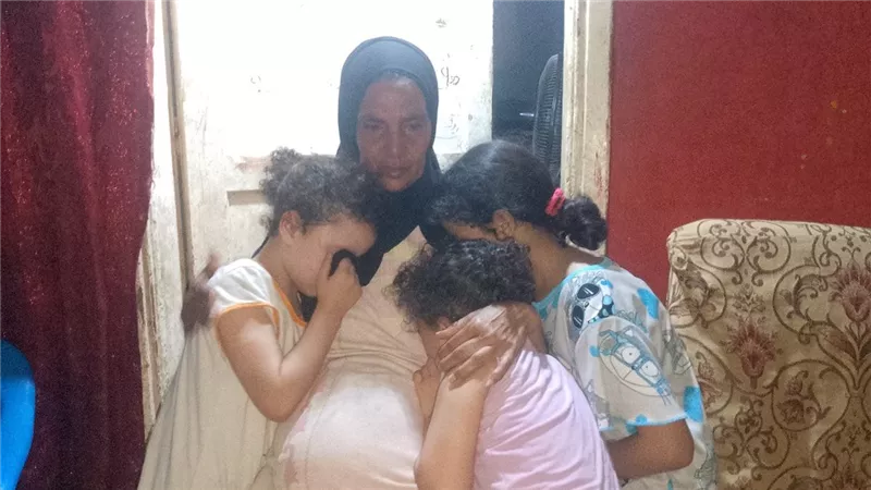 «أنا لو مت.. البنات دول هيروحوا فين؟».. استغاثة جدة في بنها لرعاية 3 حفيدات