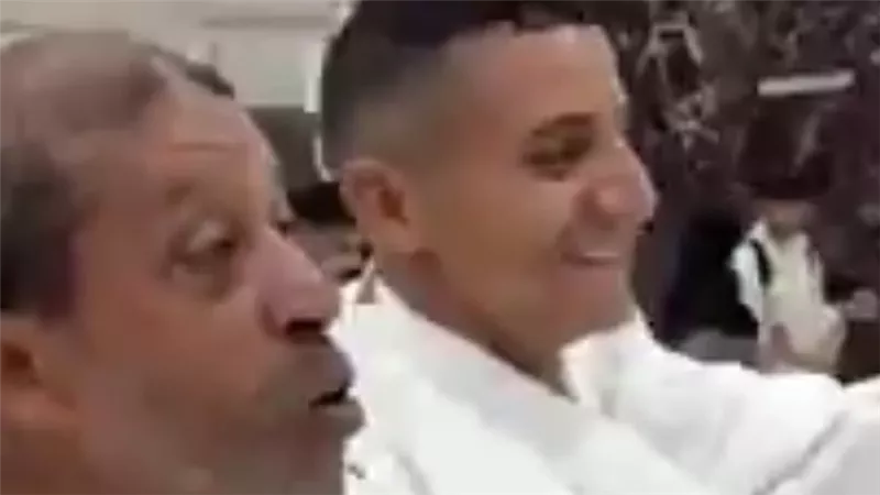 موقف طريف من معتمر أثناء العمرة.. عم إبراهيم يمازح المصورين: «يا ولي النعم.. الناس مش بتخلص»