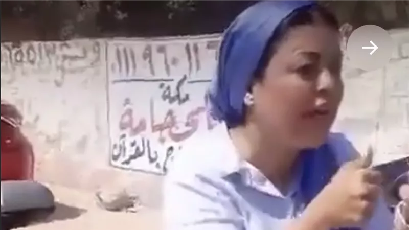«ماشية عكس وخبطته ونزلت تتخانق معاه».. مشادة بين سيدة ورجل تثير السخرية: «إنت ليه جاي كده؟»