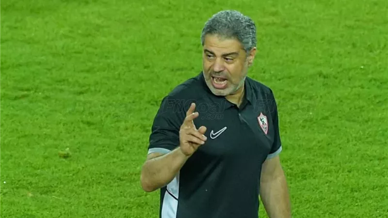 جلسة فنية لمعتمد جمال مع لاعبي الزمالك على هامش مران اليوم