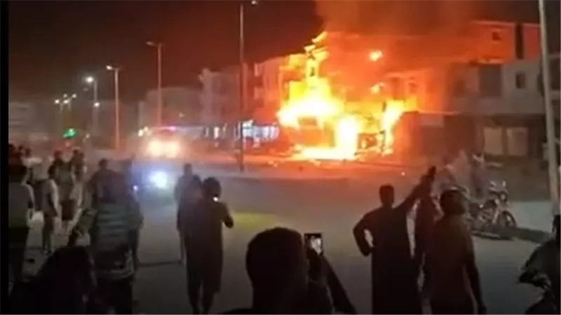 أسطوانات الغاز وراء الكارثة.. حريق يلتهم مطعم الهضية بمرسى علم 