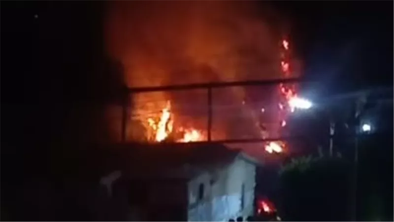 حريق كبير يلتهم أحد المباني بمدينة منوف في المنوفية