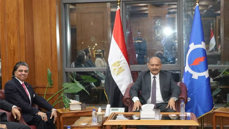 لعطاؤه الإنساني.. محافظ السويس يستقبل الطبيب «جمال شعبان» ويهديه درع المحافظة 