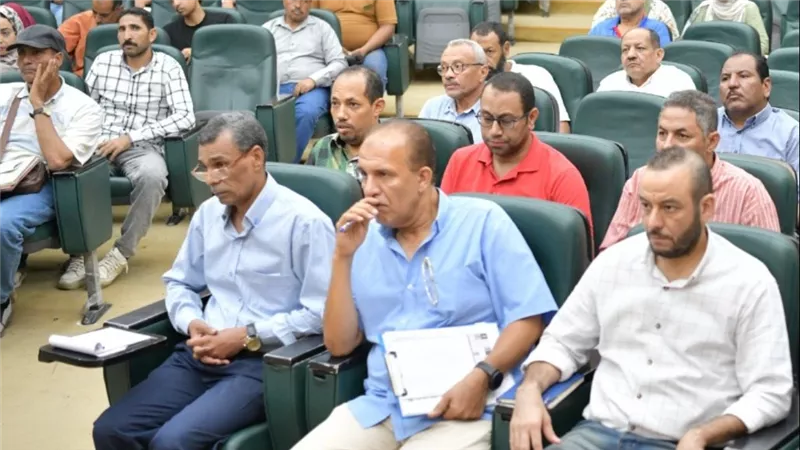 محافظ قنا يوجه بتسريع وتيرة العمل في ملف تقنين أراضي الدولة ومحاسبة المقصرين