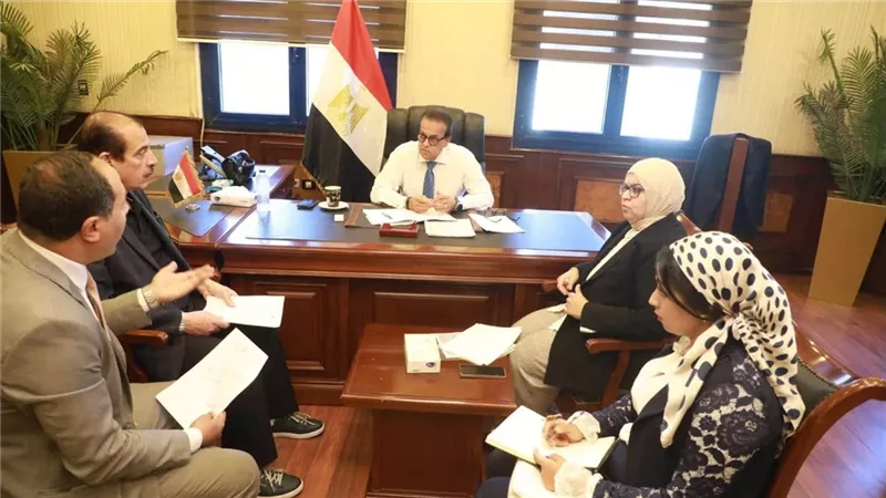وزير الصحة يستعرض نتائج زيارة الخبراء الأجانب لمستشفيات المؤسسة العلاجية