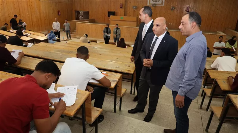 جامعة قنا تتابع امتحانات كلية الحقوق وتطمئن على انتظام اللجان