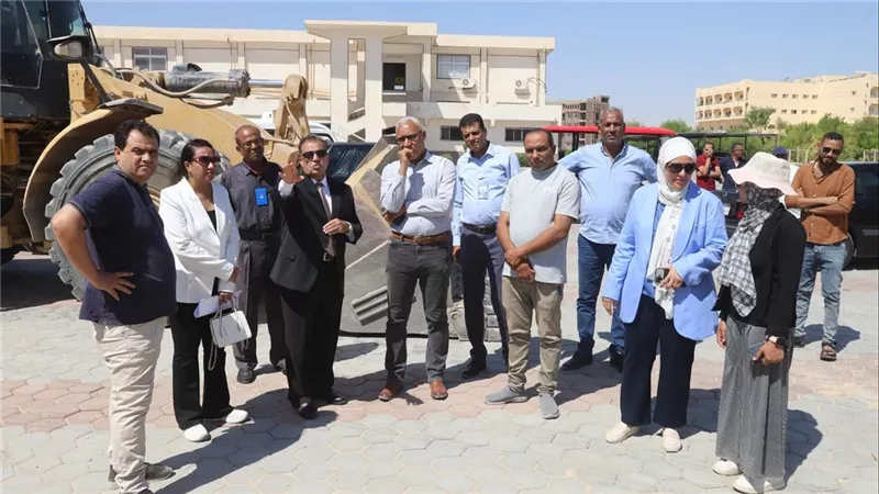 رئيس جامعة قنا يتفقد أعمال تطوير ورفع كفاءة المنطقة أمام كلية العلاج الطبيعي