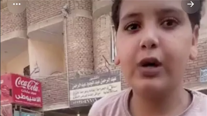«عبدالله شال الهم بدري».. طفل يصنع كرسيا لوالدته مريضة السرطان ويبحث عن عمل لمساعدتها