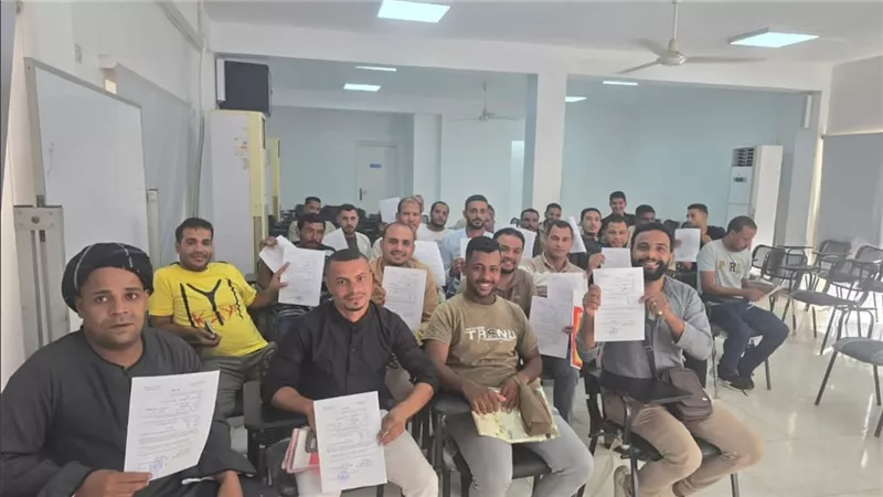 وزارة العمل تسلم الدفعة الثانية من عقود العمالة الزراعية الموسمية بالأردن 