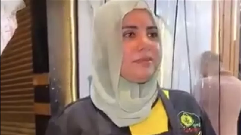 «مش عايز منك فلوس عايز أجبر خاطرك».. شاب يساند سيدة مكافحة بموقف إنساني مؤثر