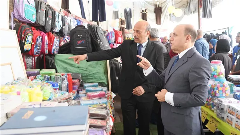 خصومات تصل لـ35%.. محافظ الغربية يفتتح معرض «أهلاً مدارس» في السنطة