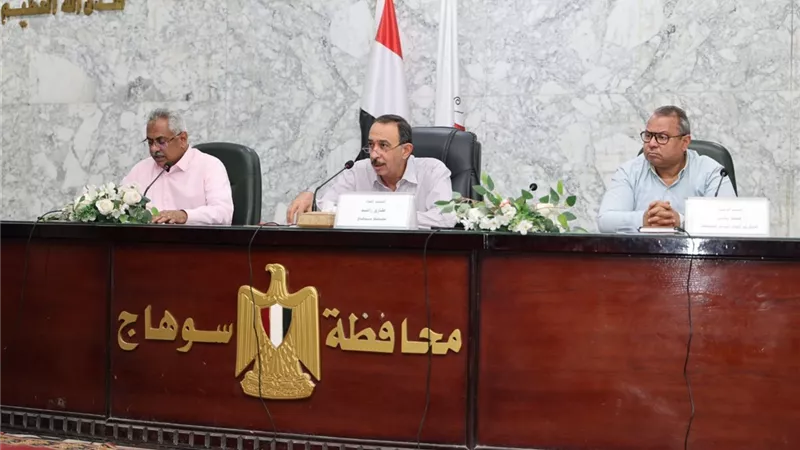 محافظ سوهاج يعقد اجتماعًا لمتابعة الموقف التنفيذي لمنظومة التقنين