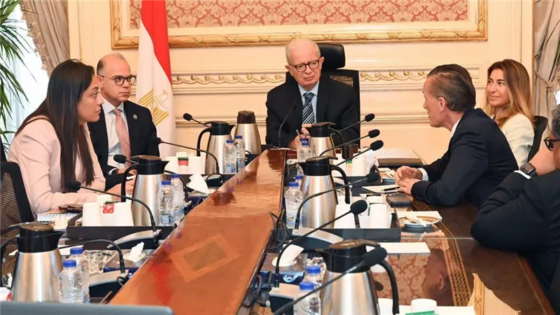 حسين عيسى يستقبل وفدًا من مجموعة إنتيسا سان باولو الإيطالية لبحث تعزيز التعاون