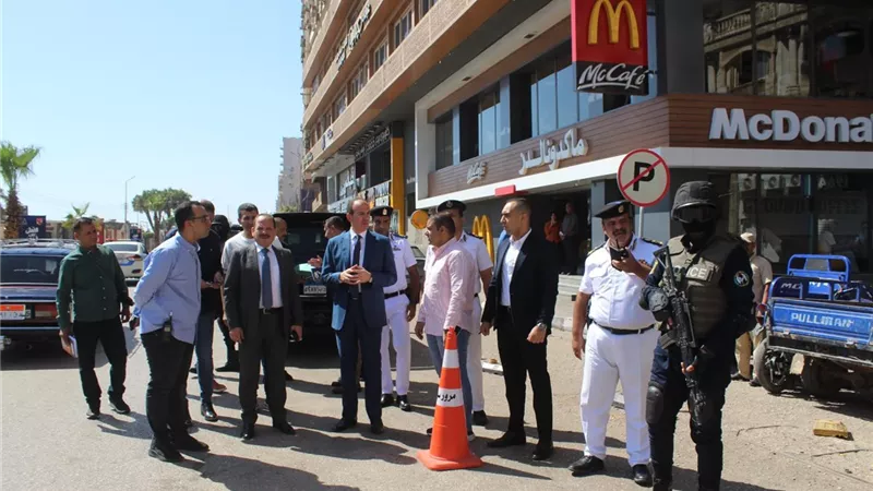 مدير أمن سوهاج يقود حملة أمنية ومرورية مكبرة بشارع الجمهورية وميدان العارف