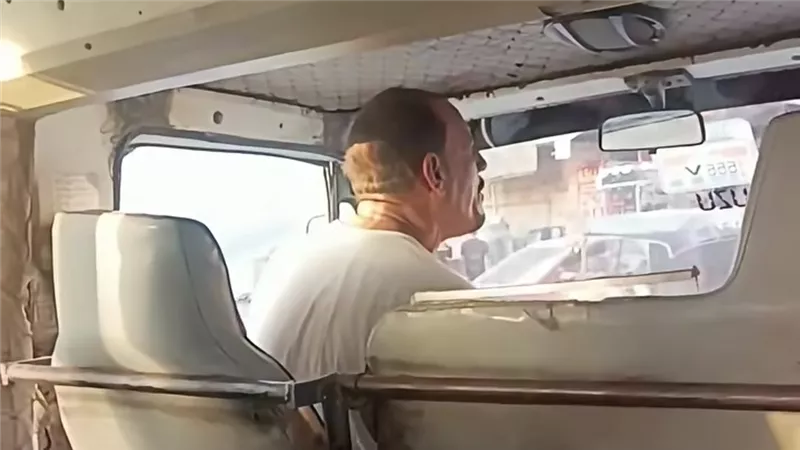 خلع الشباك وشتم الركاب.. سائق ميكروباص يثير الرعب ويهين النساء بسبب 