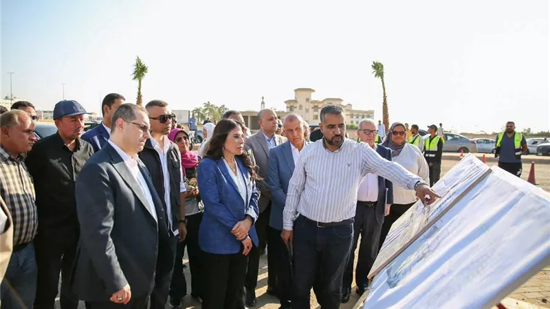 وزيرة الإسكان تتفقد مشروعات المرافق بالعبور الجديدة وتوجه بالالتزام بالجداول