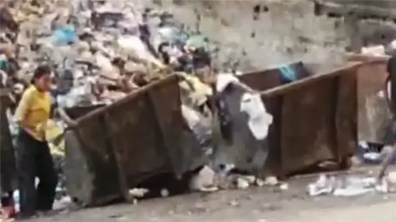 تلال قمامة وبلطجية وتجار مخدرات.. ماذا يحدث في قرية شاطئ النخيل بالعجمي؟ (فيديو)