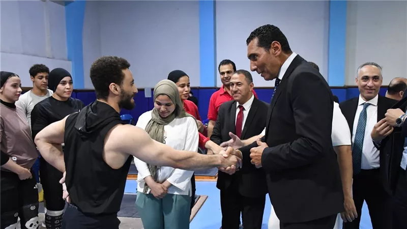 وزير الرياضة يجري جولة تفقدية بالمركز الأولمبي لمتابعة تدريبات واستعدادات الفر