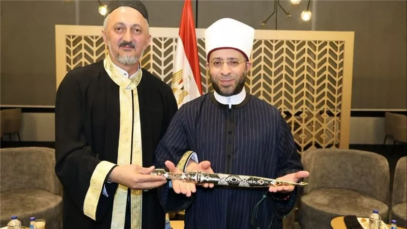 وزير الأوقاف يلتقي مفتي شرق جورجيا على هامش مؤتمر دار الإفتاء
