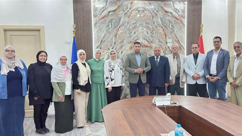 محافظ السويس يوجه بدعم لجنة تقييم المشروعات الخضراء وتحقيق تكافؤ الفرص